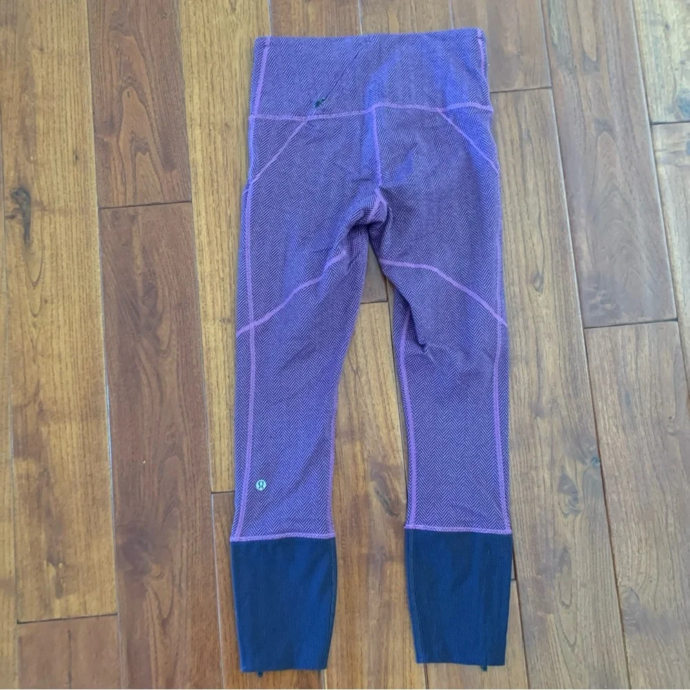 Lululemon Crop Leggings Size 4 Rebel Runner Grape & Black Herringbone Ankle Zip